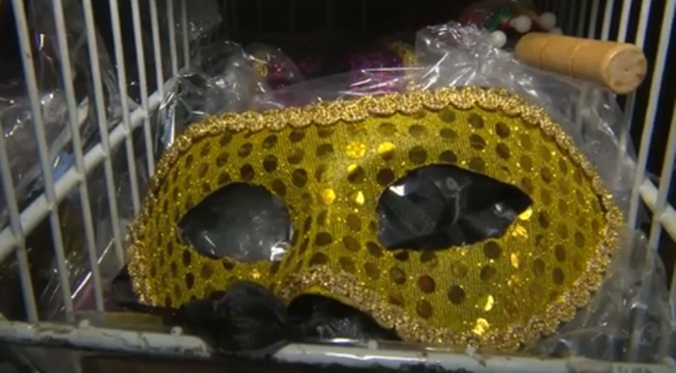 Fiscalização apreende quase 5 mil adereços irregulares de Carnaval, em João Pessoa — Foto: TV Cabo Branco/Reprodução