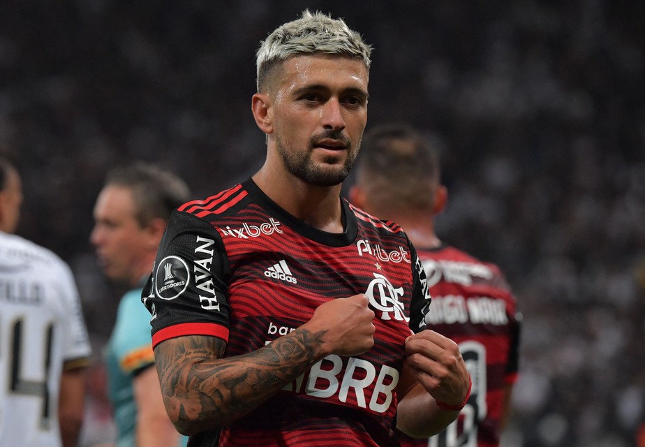 Arrascaeta comemora gol do Flamengo contra o Corinthians.