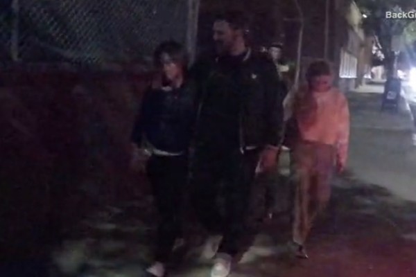 Ben Affleck saiu do centro de reabilitação apoiado no ombro de uma mulher (Foto: Reprodução/DailyMail/BackGrid)