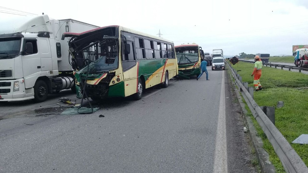 Batida aconteceu no sentido São Paulo da Dutra, em Porto Real (Foto: Foto:Divulgação)