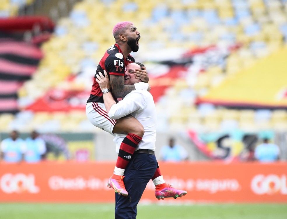 Rogério Ceni comemora gol com Gabigol — Foto: André Durão