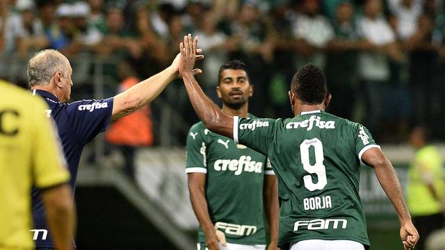 Borja recebe o carinho de Felipão antes de ser substituído por Thiago Santos