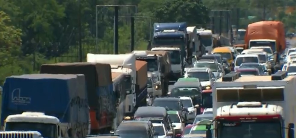 Cerca de 900 mil transportadores autônomos de cargas devem receber o benefício, em um investimento de R$ 5,4 bilhões. — Foto: Zito Terres/RPC