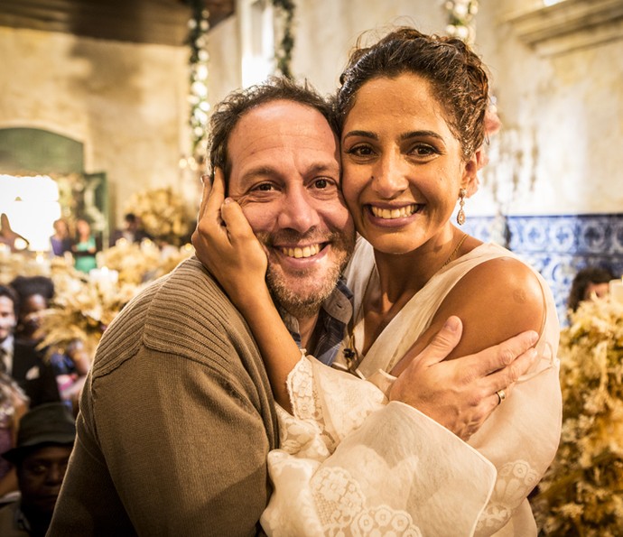Camila Pitanga abraça o diretor Philippe Barcinski (Foto: Felipe Monteiro/ Gshow)
