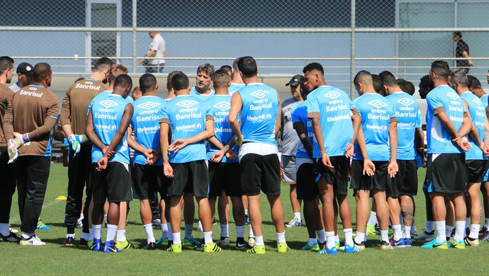 Renato reune elenco, em treino para decidir como Grêmio vai se reerguer para final