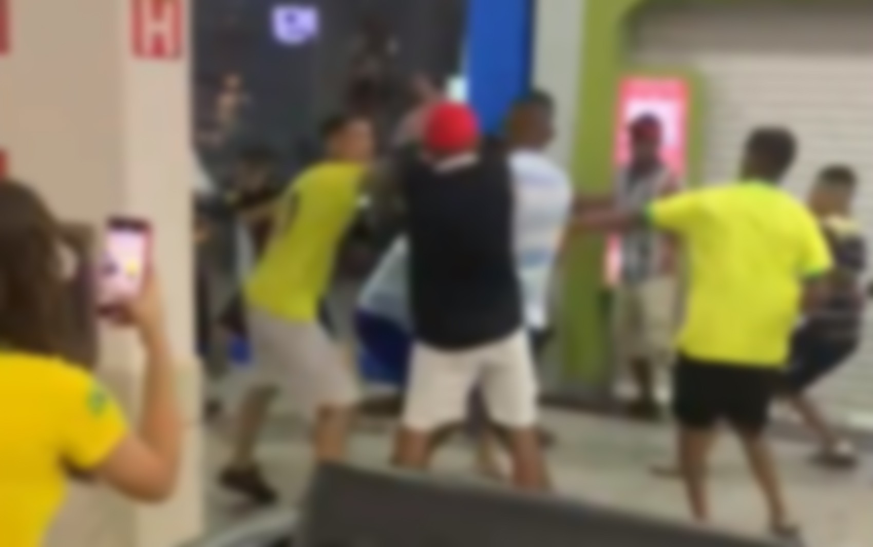 Vídeo mostra briga generalizada em shopping antes de tiroteio que matou adolescente em Barretos, SP