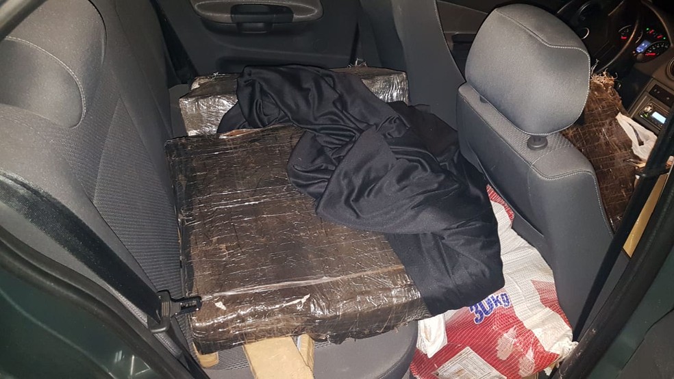 Droga estava no porta-malas e nos bancos de um dos carros — Foto: Divulgação/ PRF