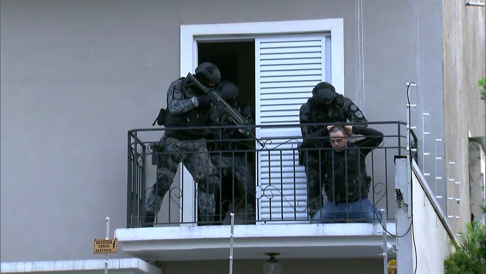 Suspeito se rende após fazer mulher refém em casa na região do Ibirapuera (Foto: TV Globo/Reprodução)