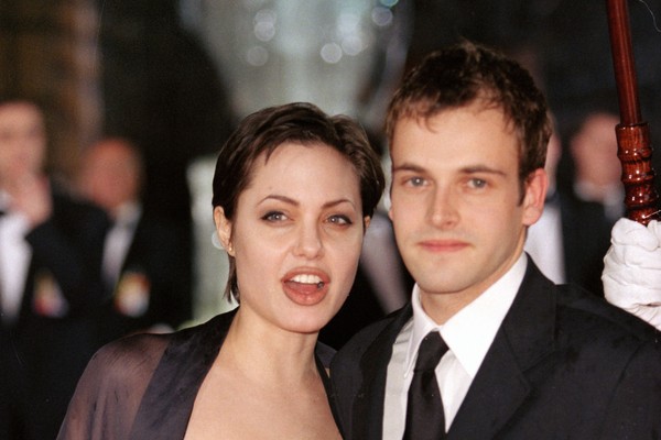 Angelina Jolie e Jonny Lee Miller em evento em Londres em abril de 1998 (Foto: Getty Images)