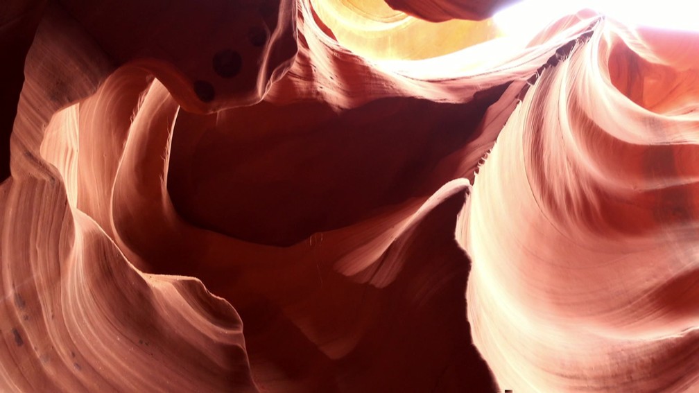 Antelope Canyon, nos EUA, tem cavernas esculpidas pela natureza nas rochas — Foto: BBC