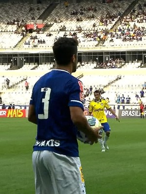 Léo não descarta ser improvisado na lateral de novo: Importante é ajudar