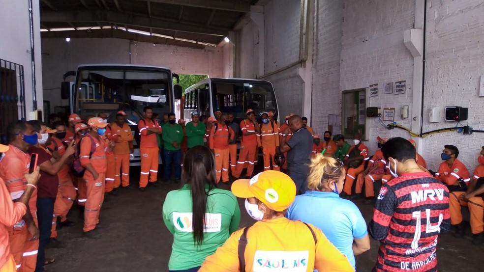 Sem acordo com empresa, agentes de limpeza de São Luís paralisaram as atividades por tempo indeterminado — Foto: Divulgação/SEEAC-SLZ