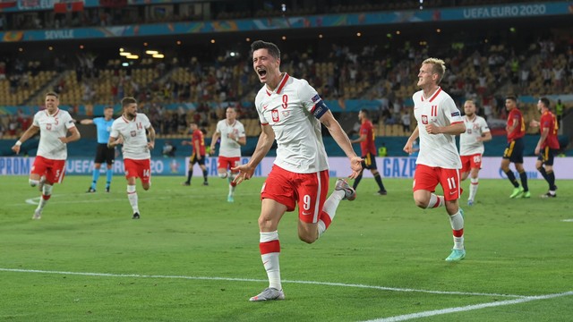 Lewandowski comemora gol de empate da Polônia contra a Espanha