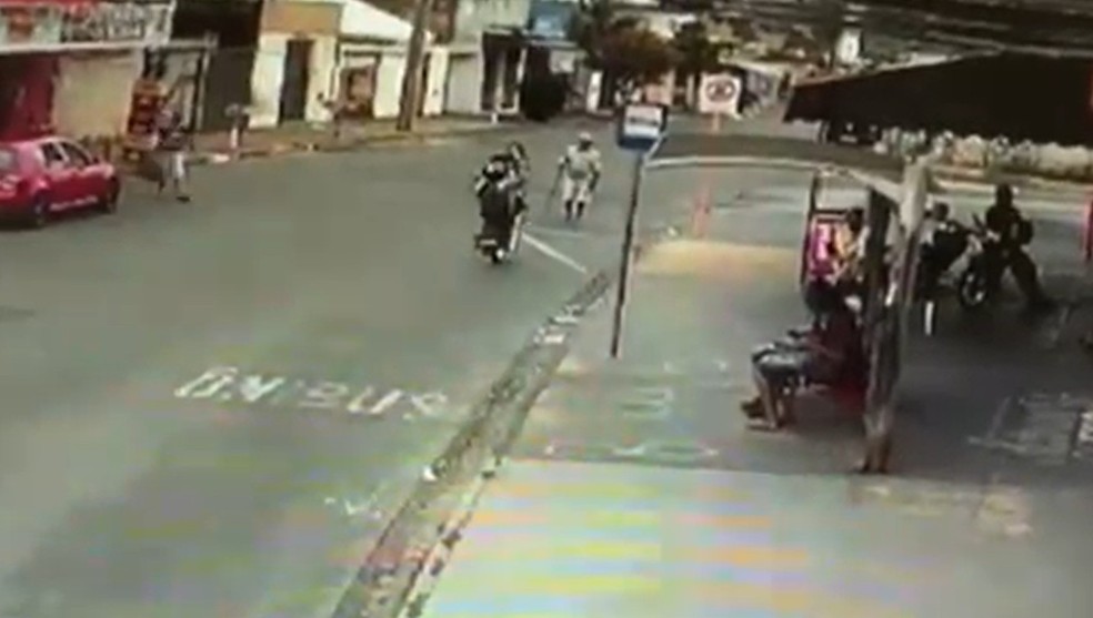 Momento em que o motociclista acerta idoso enquanto empina a moto em Uberlândia — Foto: Reprodução/Câmeras de segurança