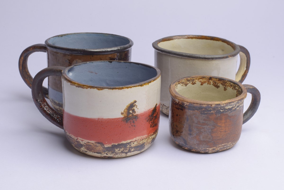 Na foto, canecas de cerâmica com acabamento de óxido de ferro feita pela ceramista Marli di Paula (Foto: Arquivo Pessoal/ Marli di Paula)