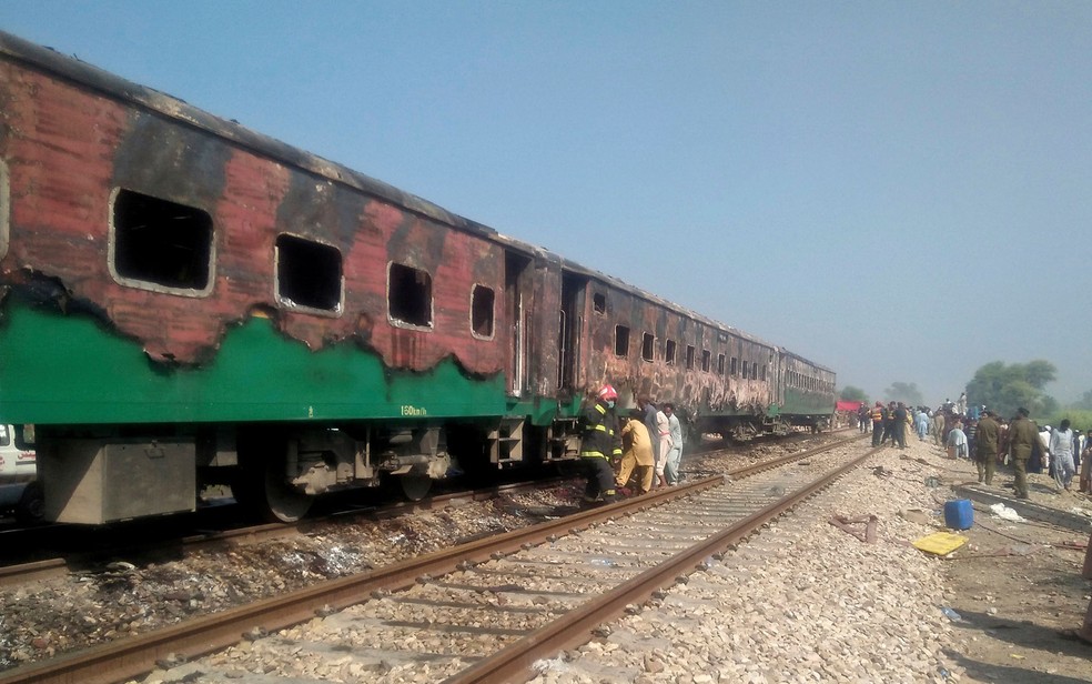 Autoridades paquistanesas examinam trem danificado — Foto: Siddique Baluch / AP Photo