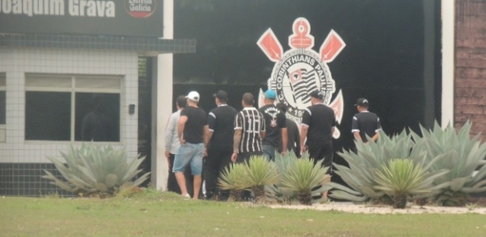 Membros da organizada Gaviões da Fiel se reúnem com jogadores do Corinthians (Foto: Reprodução)
