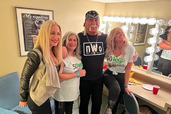 Hulk Hogan com a atual namorada nos bastidores de um show (Foto: Facebook)