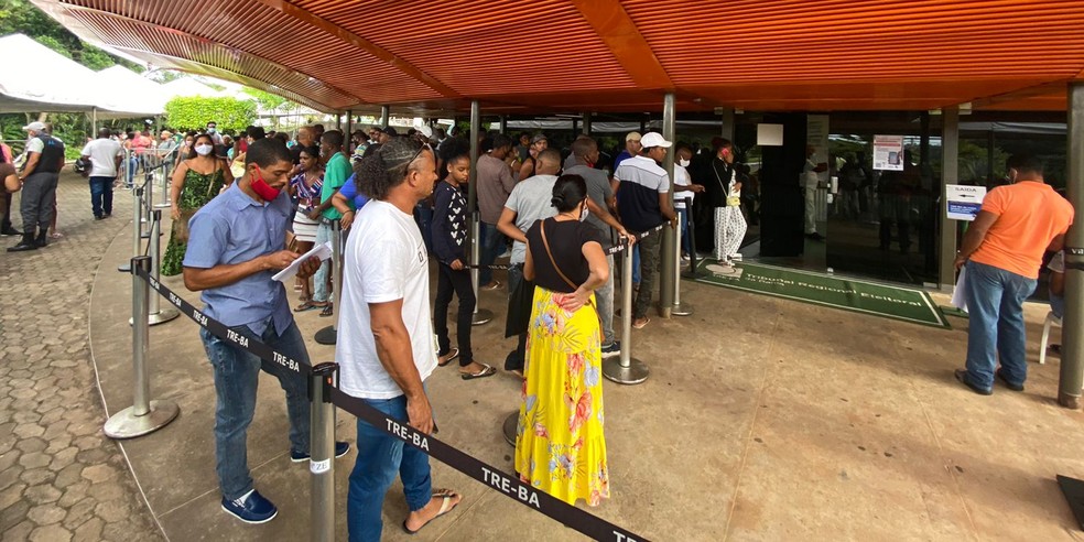 Eleições 2022: Penúltimo dia para regularização do título é marcado por longas filas em Salvador  — Foto: Camila Oliveira/TV Bahia