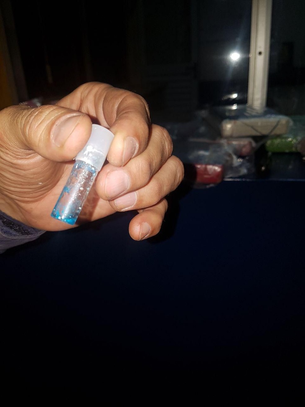 Por meio de um narcoteste, a droga foi identificada como pasta base de cocaína (Foto: Divulgação/PRF)