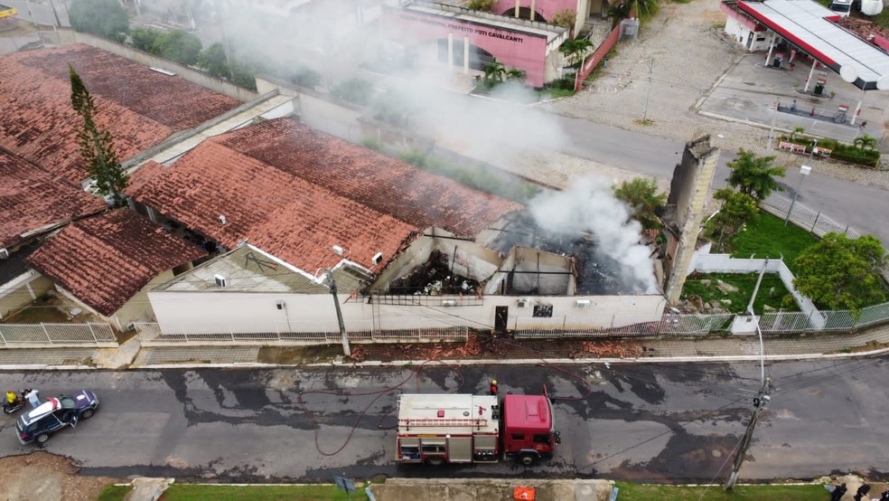 Ataques no RN: Prédio que armazenava remédios da Prefeitura de São Gonçalo do Amarante foi incendiado — Foto: Neto Pires