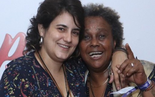 Sandra de Sá e a mulher, Simone Floresta, caem na folia carioca