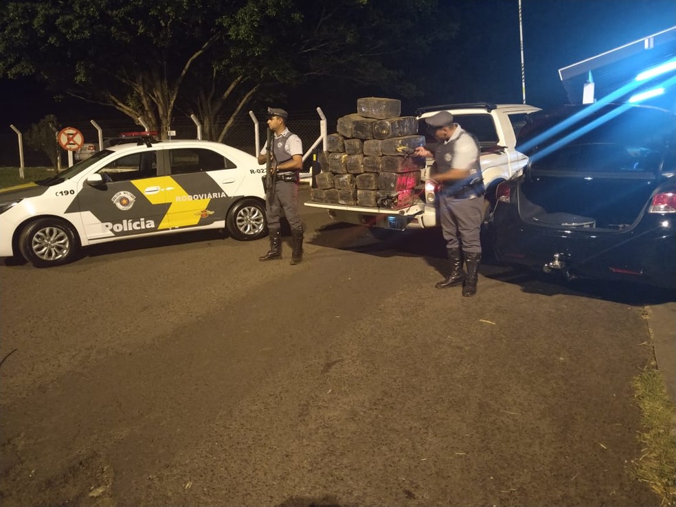 Mais de 300 kg de droga foram encontrados em caminhonete na Rodovia Miguel Jubran  — Foto: Polícia Rodoviária Federal/Divulgação