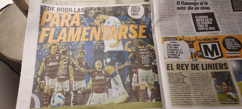 "Olé" faz trocadilho com o nome do Flamengo e palavra lamentar. E completa: de joelhos — Foto: Fred Gomes