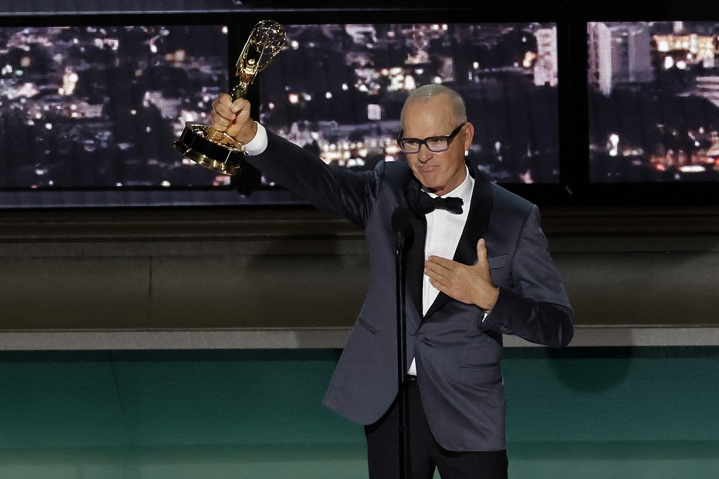Michael Keaton no Emmy 2022 — Foto: Kevin Winter/Getty Images/AFP