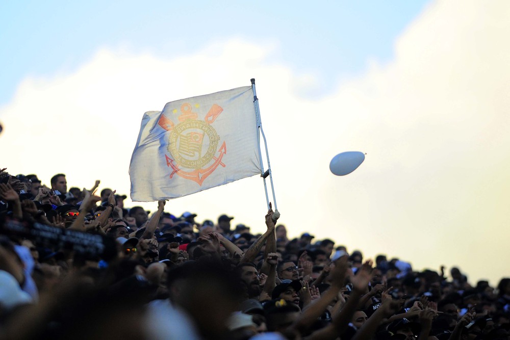 Bandeira com mastro de muleta vira símbolo de resistência na Arena Corinthians