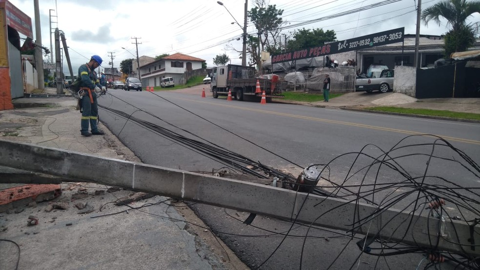 Ninguém ficou ferido no acidente que derubou postes nesta madrugada de sábado (19) em Curitiba — Foto: Vanessa Rumor/ RPC Curitiba