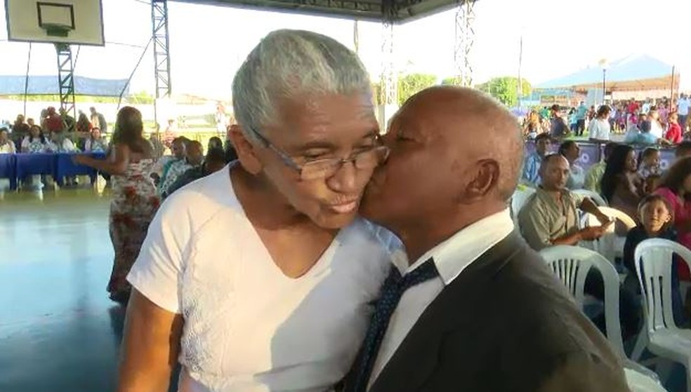 Os aposentados Salvador de Morais, de 72 anos, e Antônia Pereira, de 65, se conhecem há 3 meses e decidiram se casar (Foto: Reprodução/Rede Amazônica Acre)