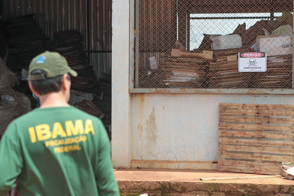 Operação apreende 7,7 mil litros de agrotóxicos ilegais e embarga 22 aeródromos de produtores rurais no oeste da BA (Foto: Vinícius Mendonça/Ibama)