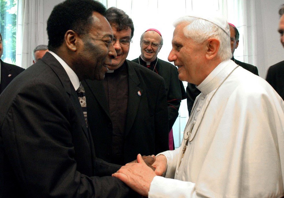 Pelé cumprimenta o Papa Bento XVI durante encontro na Alemanha, em 2005 — Foto: Reuters