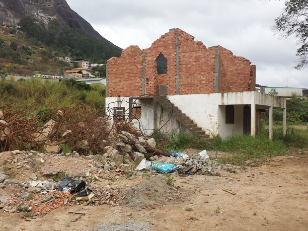 Casas destruídas pela enxurrada de lama ainda fazem parte do cenário do bairro Córrego D'antas (Foto: Juliana Scarini / G1)