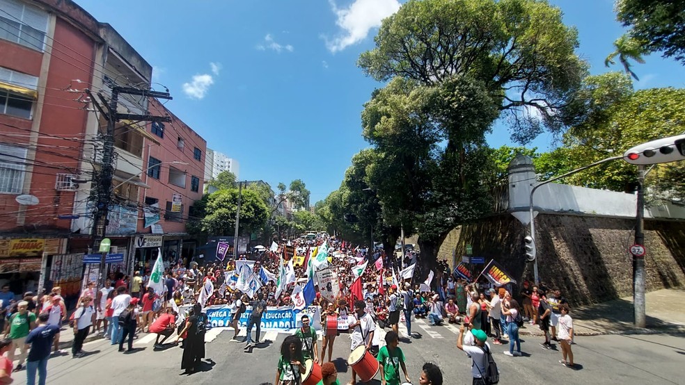 Estudantes da Ufba fazem protesto no centro de Salvador por causa de cortes na área da Educação  — Foto: Redes Sociais