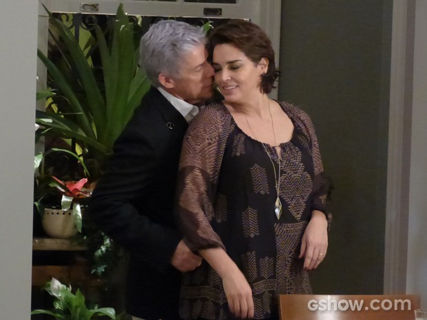 Em casa ele é puro carinho com a mulher (Foto: Império/TV Globo)