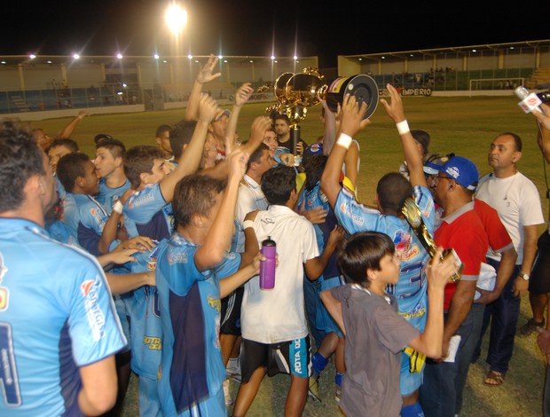Jogadores do CSP com a taça de campeão da Copa Paraíba (Foto: Lucas Barros)