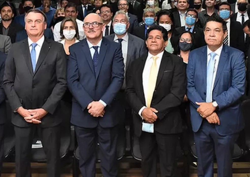 Da direita para esquerda: presidente Jair Bolsonaro; ex-ministro da Educa&ccedil;&atilde;o, Milton Ribeiro; pastor Gilmar Santos; e pastor Arilton Moura. &mdash; Foto: Catarina Chaves / MEC
