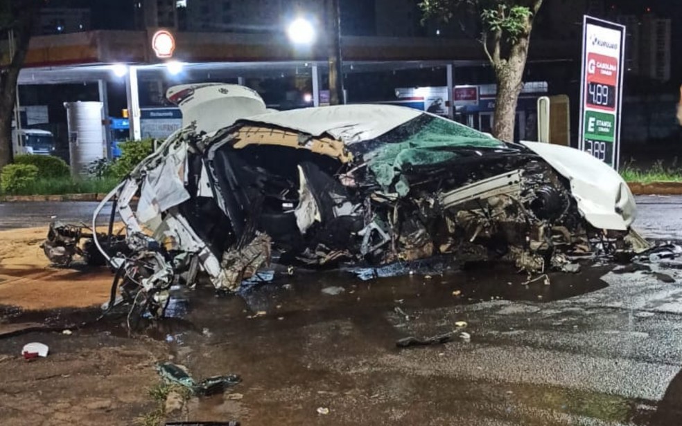 Carro fica completamente destruído depois de bater contra poste em avenida de Anápolis, Goiás — Foto: Reprodução/TV Anhanguera
