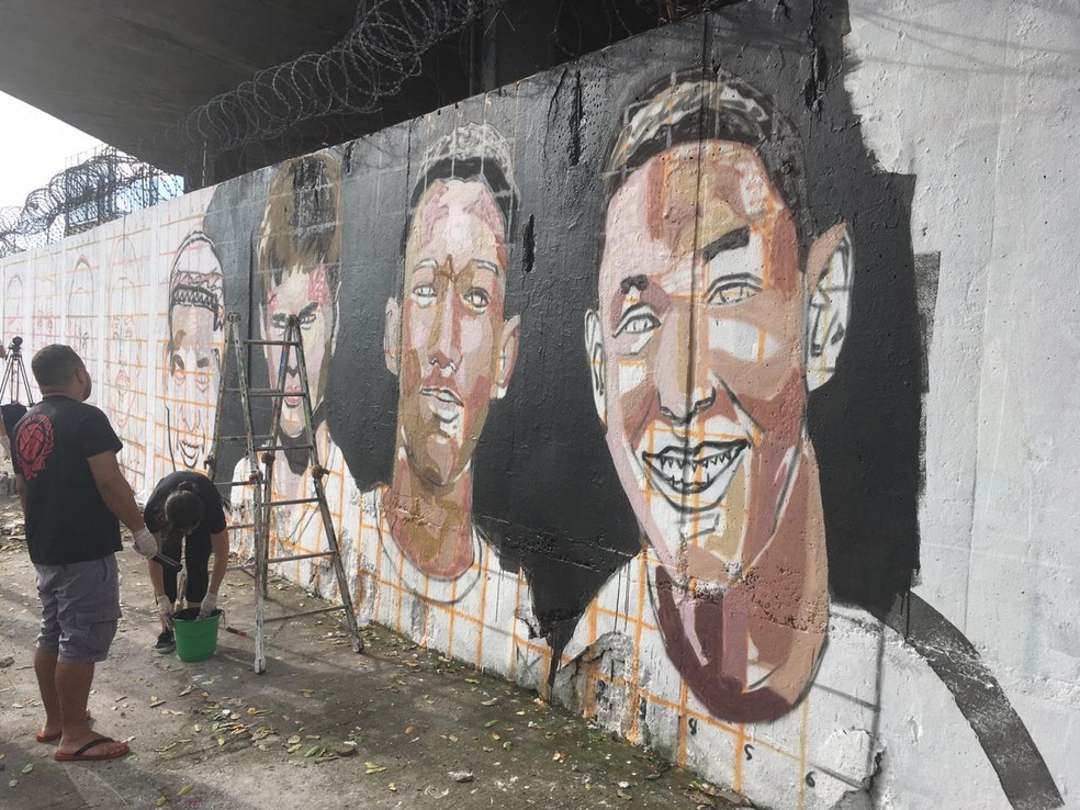Meninos do Ninho têm os rostos pintados em avenida próxima ao Maracanã — Foto: Thayuan Leiras / GloboEsporte.com