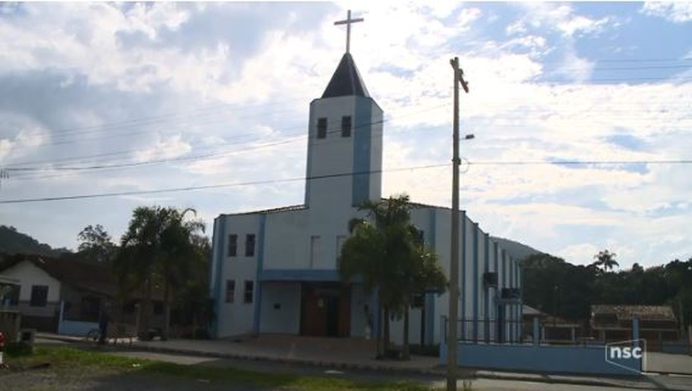 ParÃ³quia de Pirabeiraba, distrito de Joinville, onde atuava o padre (Foto: ReproduÃ§Ã£o/ NSC TV)