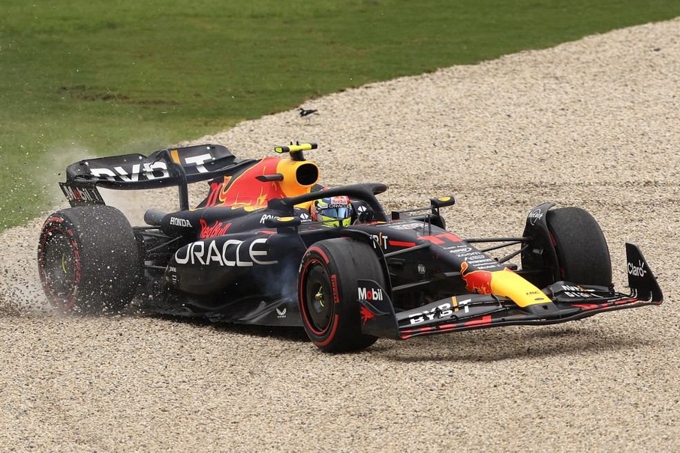Sergio Pérez errou e ficou preso na brita, no Q1 da classificação do GP da Austrália da F1 2023 — Foto: Martin KEEP / AFP