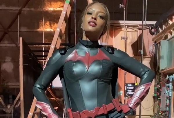 Javicia Leslie se tornou a primeira negra a interpretar a superheroína Batwoman (Foto: Instagram)