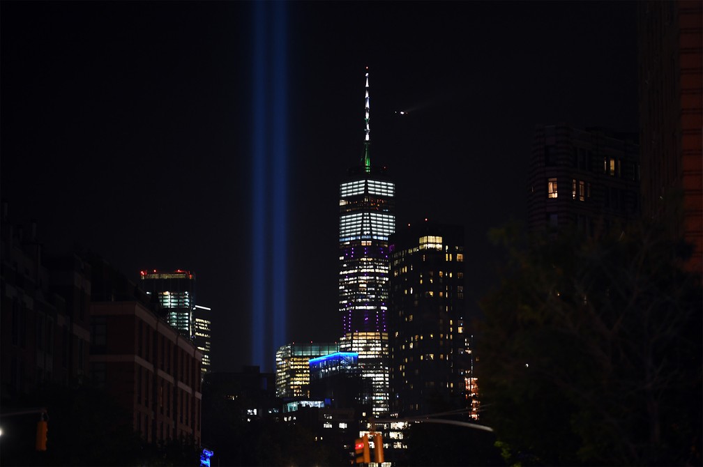 'Tribulo em Luz' corta o céu de Manhattan homenageando as vítimas dos atentados de 11 de Setembro na noite de terça-feira (10), véspera dos 18 anos dos ataques — Foto: Johannes Eisele/AFP