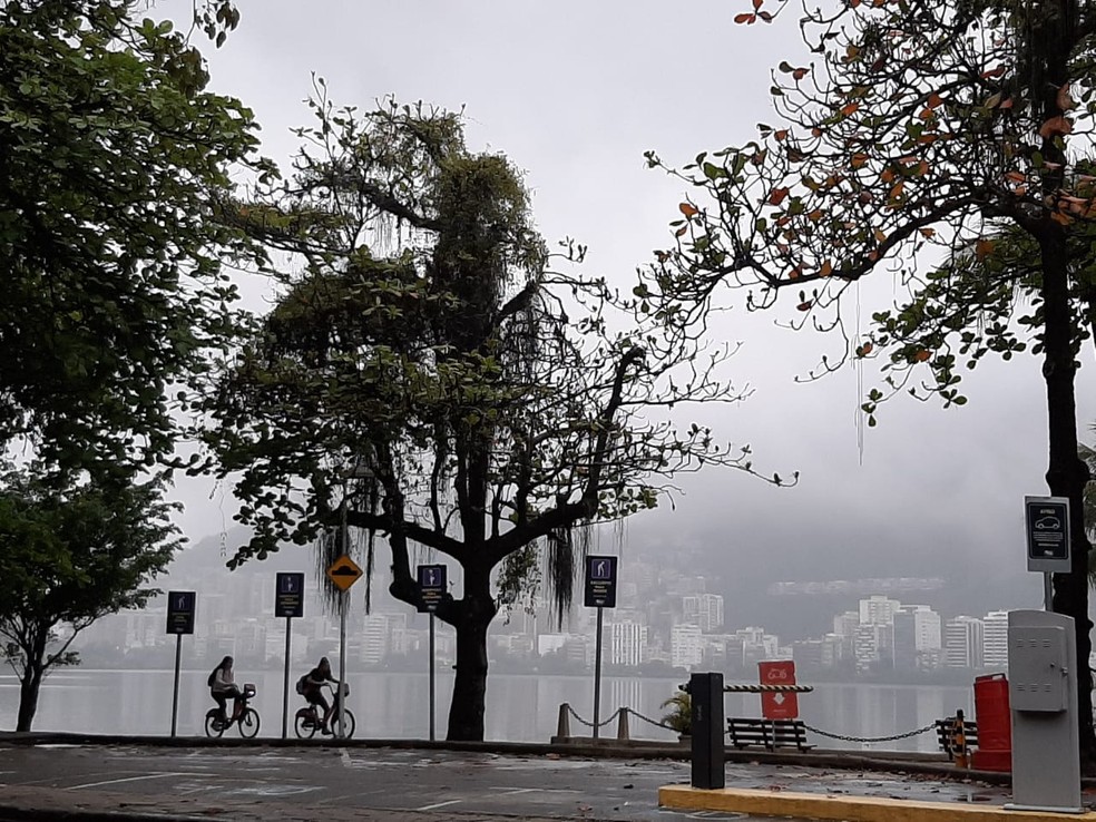 Lagoa Rodrigo de Freitas amanheceu sob névoa forte e chuva fraca neste domingo (22) — Foto: Daniel Silveira/G1