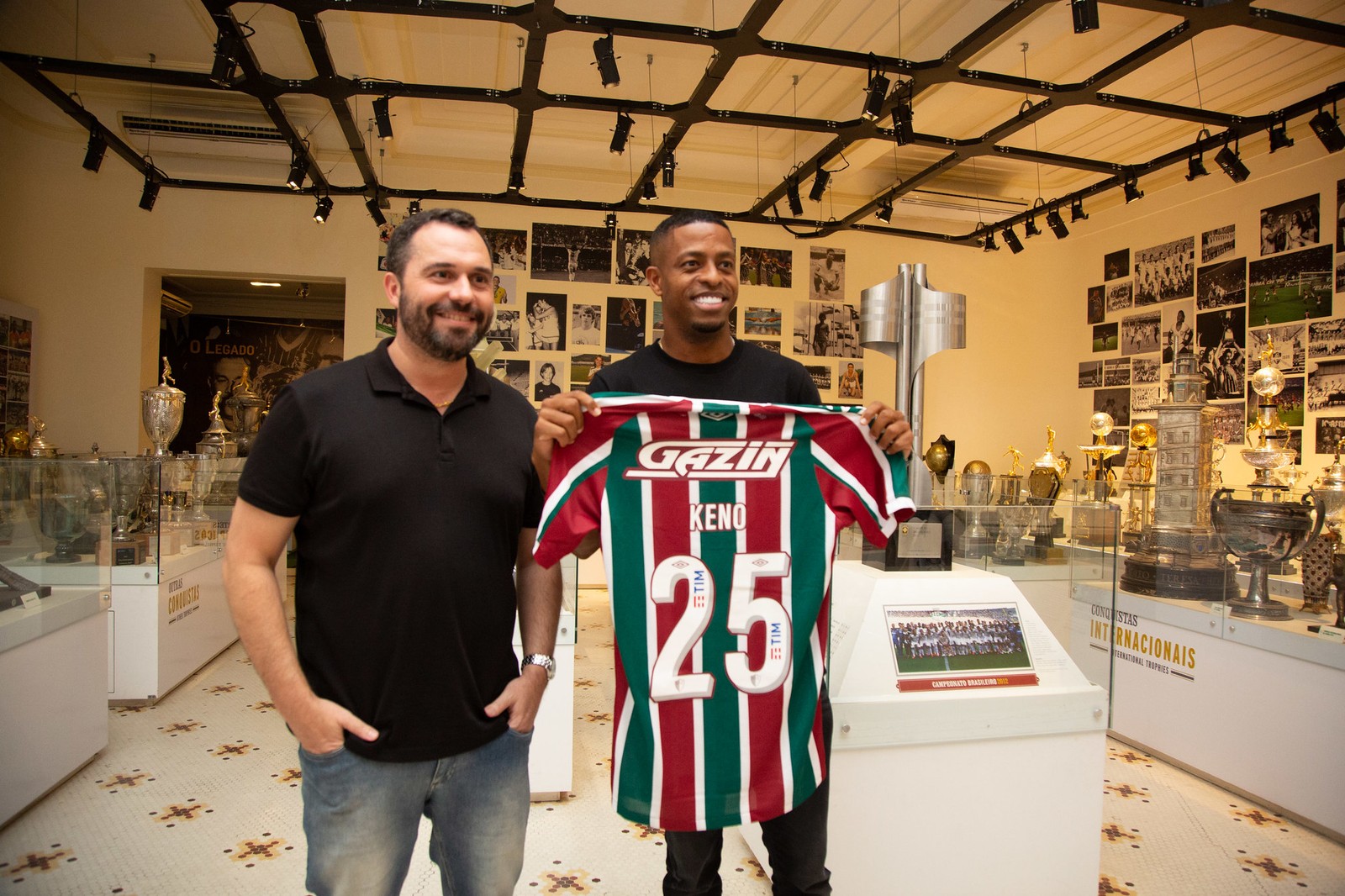 Keno assinou contrato até o fim de 2024 com o Fluminense — Foto: Marcelo Gonçalves/FFC