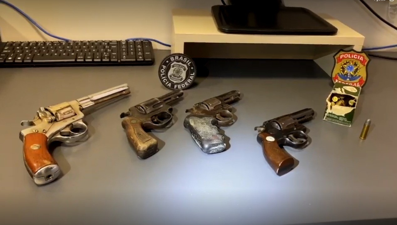 Agente da PF apreende armas e munições de integrante de quadrilha de tráfico de drogas — Foto: Divulgação/PF