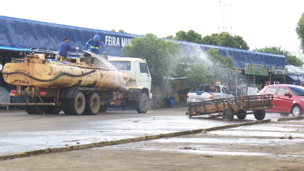 Frente da prefeitura recebe desinfecção anti coronavírus — Foto: William Andrade/Rede Amazônica