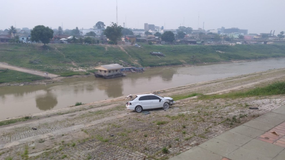 Carro foi parar às margens do Rio Acre durante acidente — Foto: Arinelson Morais/Arquivo pessoal